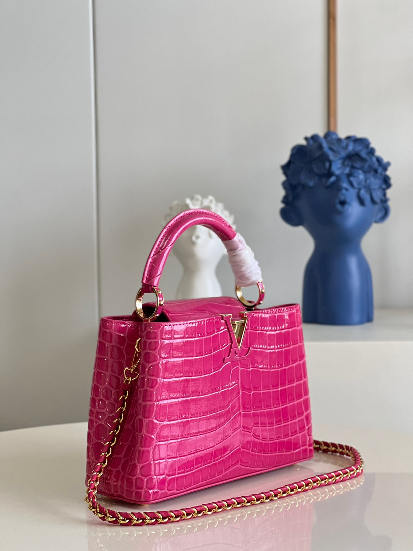 fb638e_7eb56b5b10054d7ab486338247a41328mv2.jpg Louis Vuitton Capucines BB Small Handbag in Rose Red - Image 1