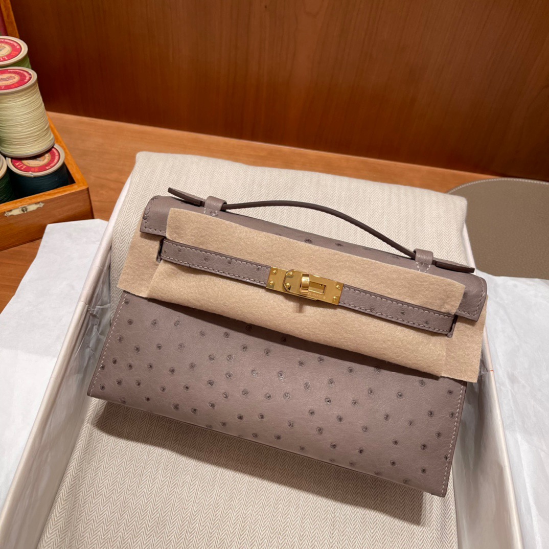 fb638e_7fe2c0f1dcdd41999aa053085919f388mv2.jpg Kelly Pochette Ostrich Gris Asphalte - Image 1