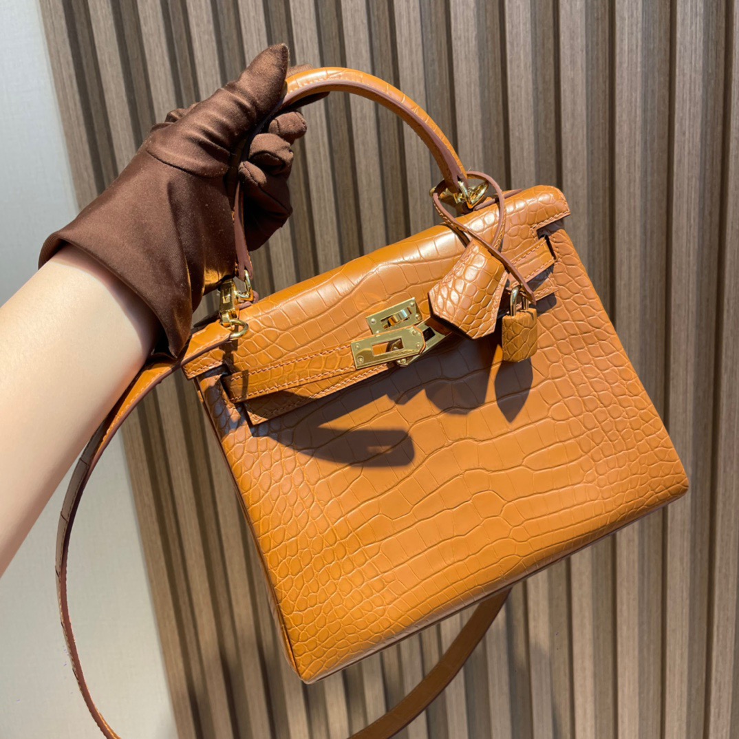 fb638e_80b1c08bec8b497bb16f88b1c70dfe10mv2.jpg Kelly 25 Alligator Matte Golden Brown - Image 1