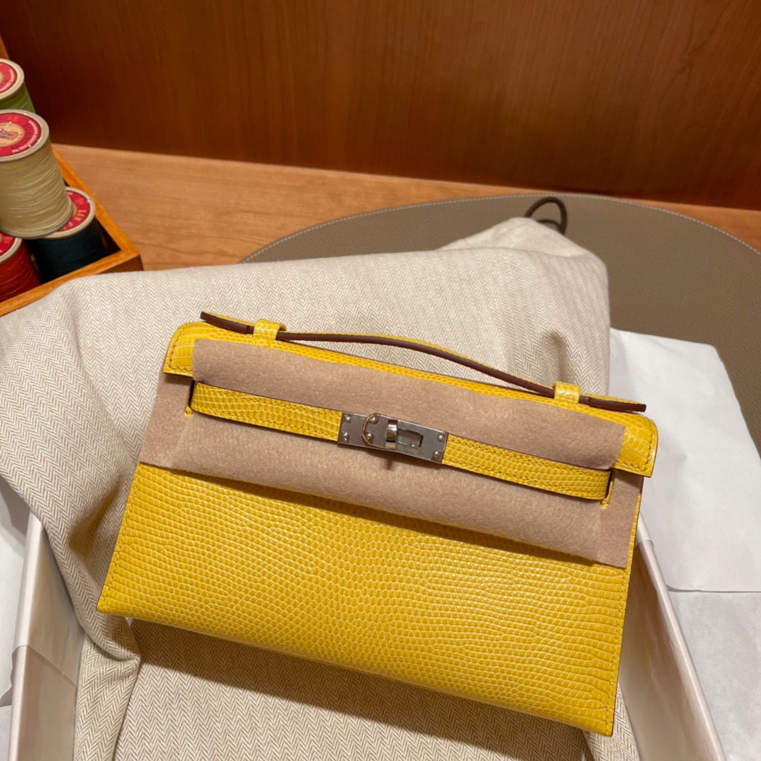 fb638e_8348927b83204e0aa6bdae9a5a52a1e1mv2.jpg Kelly Pochette Lizard Canary Yellow - Image 1