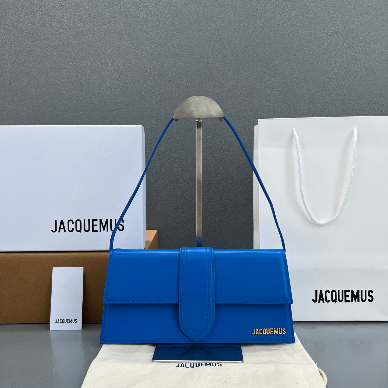 fb638e_8380f616b1a549e5aaae3275d5d5b037mv2.jpg Jacquemus 28 Electric Blue - Image 1