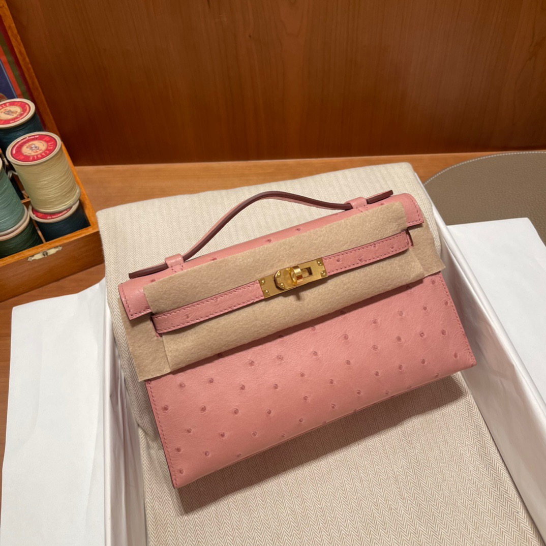 fb638e_841b23efbc584be998139bc5b0666619mv2.jpg Kelly Pochette Ostrich Ceramic Pink - Image 1