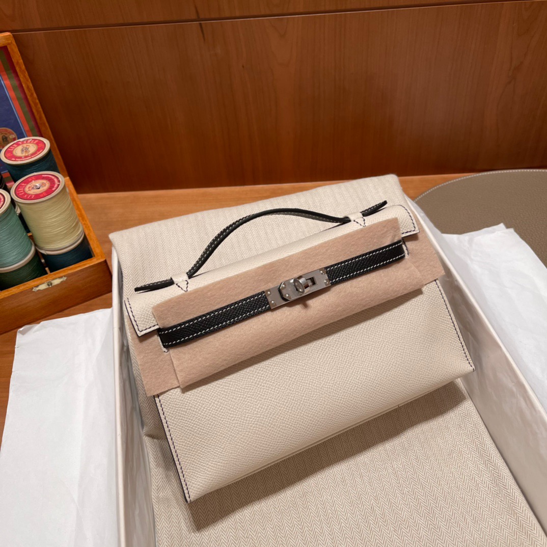 fb638e_856afe47361f4874a4ab8c69b5205539mv2.jpg Kelly Pochette Epsom Craie&Noir - Image 1