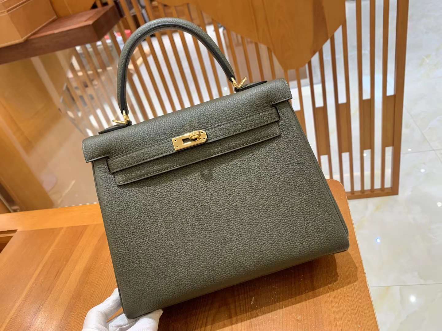 fb638e_86598cbcc1594b70816b0d6cf7f48f99mv2.jpg Kelly 25 Togo Gray Green - Image 1