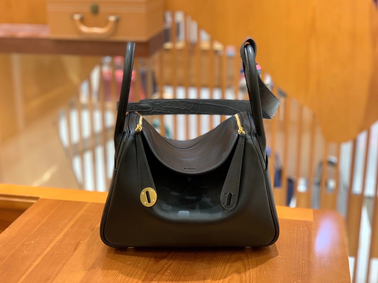 fb638e_86f73bad82b6458787ed817866a0e8afmv2.jpg Mini Lindy 26 Swift&Crocodile Black - Image 1