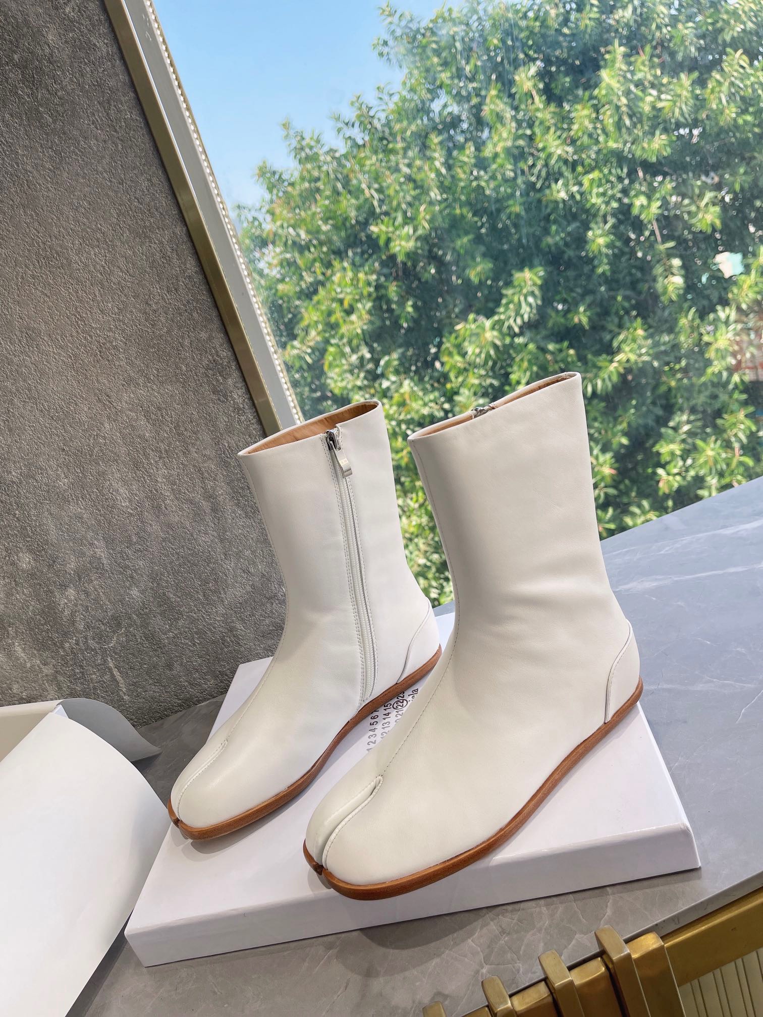 fb638e_870ccbb9e6914618986b86c960d73e04mv2.jpg Maison Margiela Pointed Toe Boots - Image 1