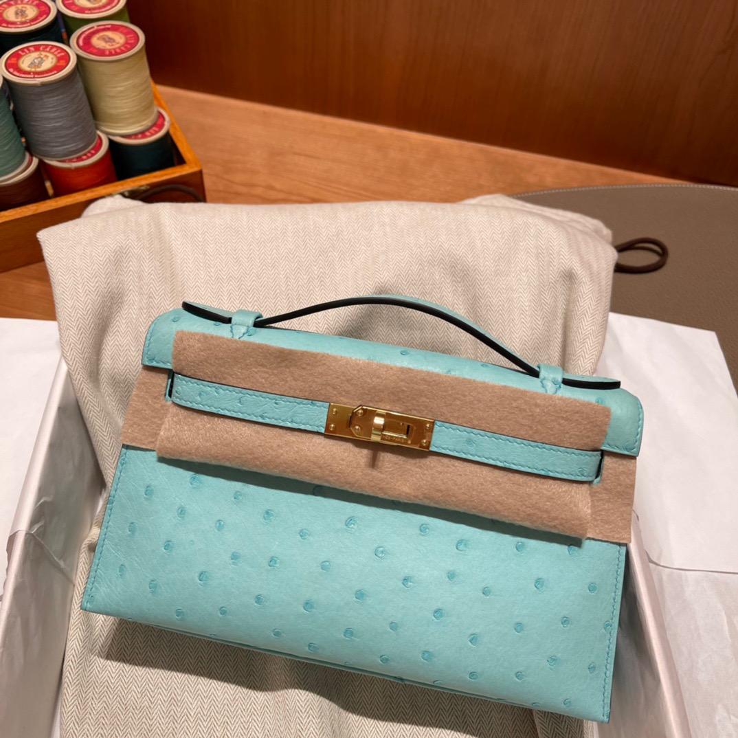 fb638e_892ffcedd43c47598aecba1e8375b0b6mv2.jpg Kelly Pochette Ostrich Bleu Atoll - Image 1