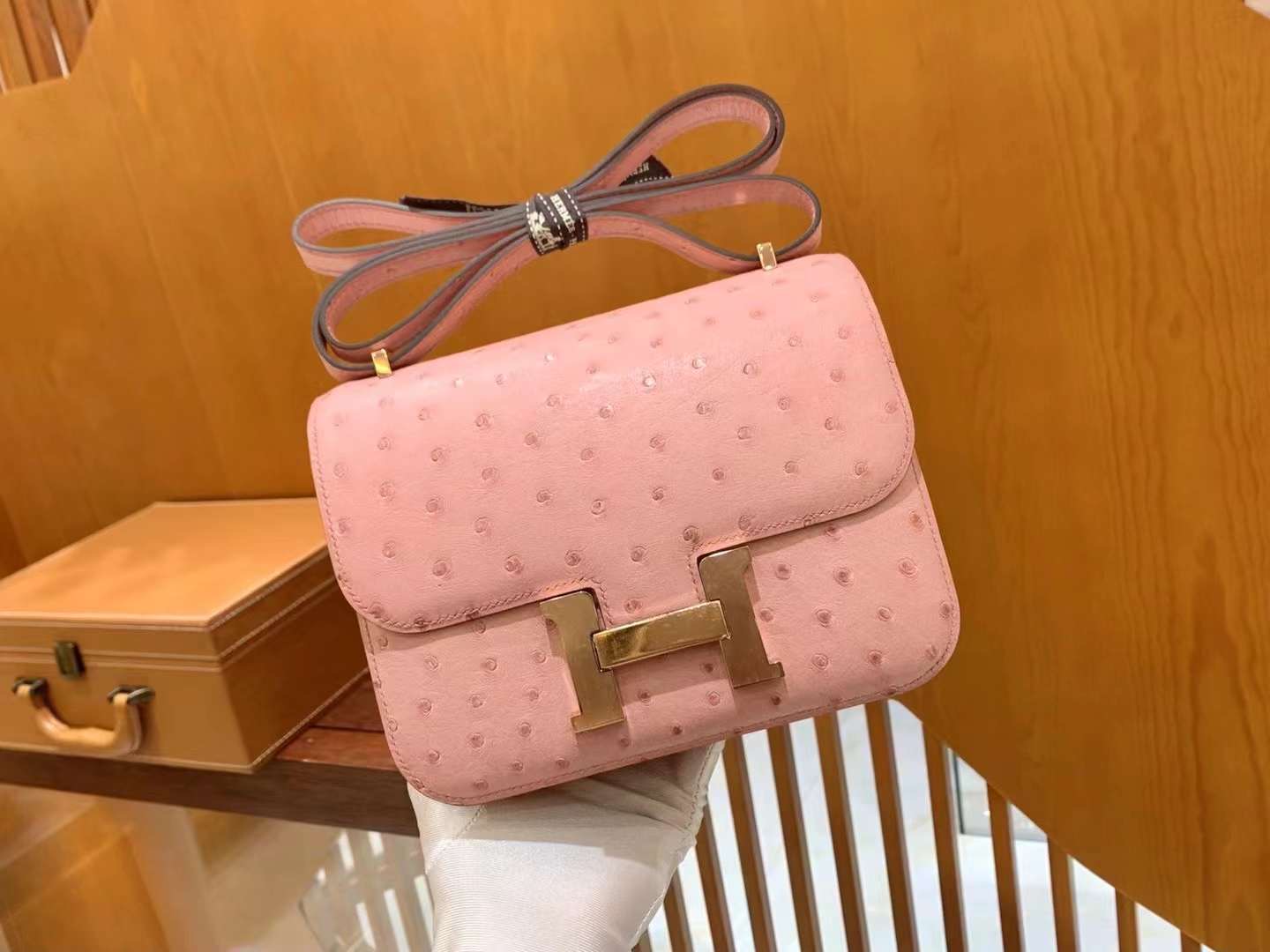 fb638e_8ac66124490a4e2281caf8426ed6f492mv2.jpg Constance 18 Ostrich Ceramic Pink - Image 1