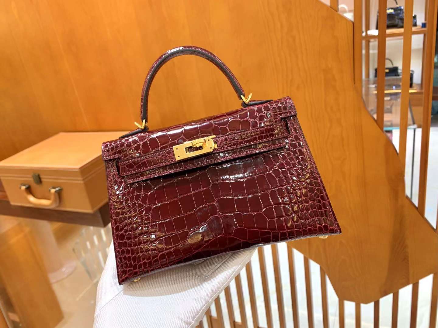 fb638e_8b4e5847053a4e2bb028c2a2169bb4bcmv2.jpg Mini Kelly Crocodile Bordeaux - Image 1