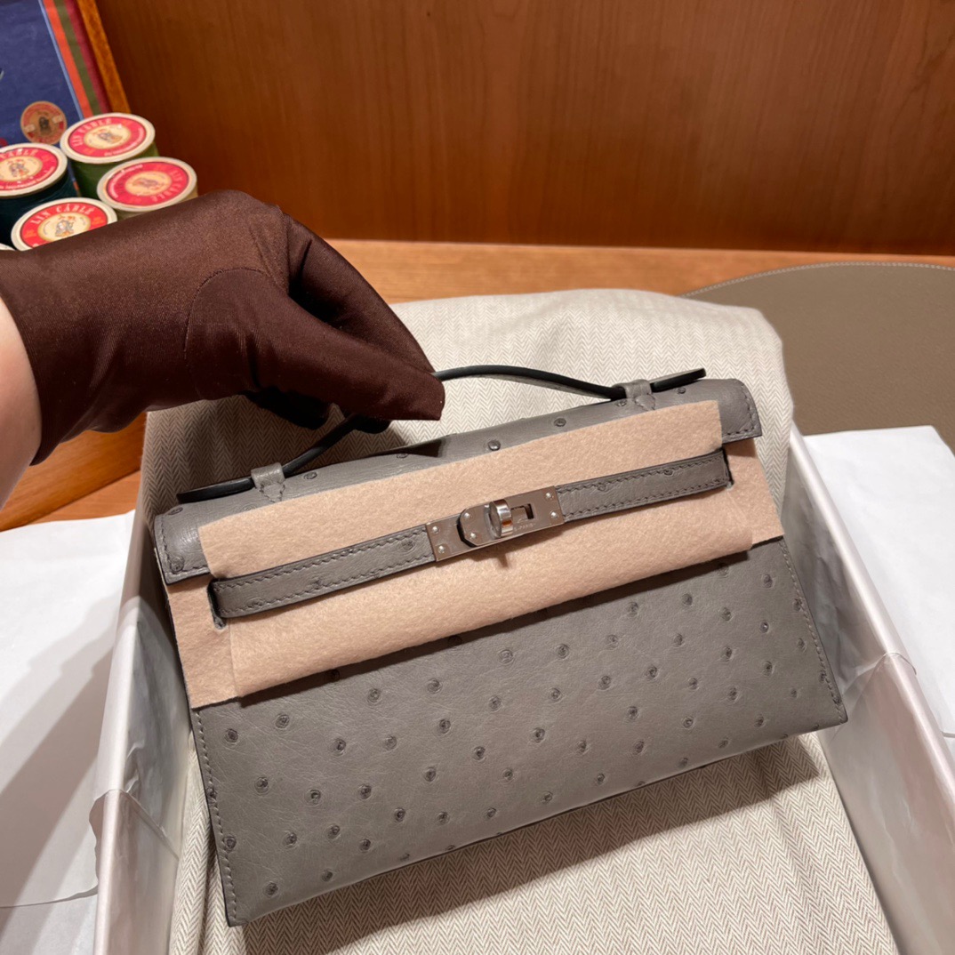 fb638e_8c9df8fdc4044f74abcd83b75d9b8ae6mv2.jpg Kelly Pochette Ostrich Gris Asphalte - Image 1