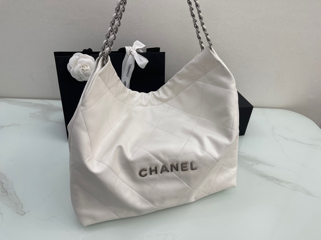 fb638e_8e9d8c9108be431e984163b74a2a833dmv2.jpg Chanel 22B Bag in White - Image 1