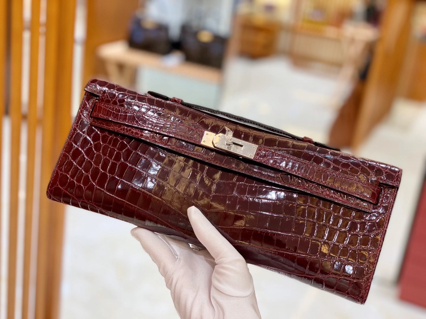 fb638e_8edc281ce211416faad4c46259acbd1amv2.jpg Kelly Cut 31 Crocodile Bordeaux - Image 1