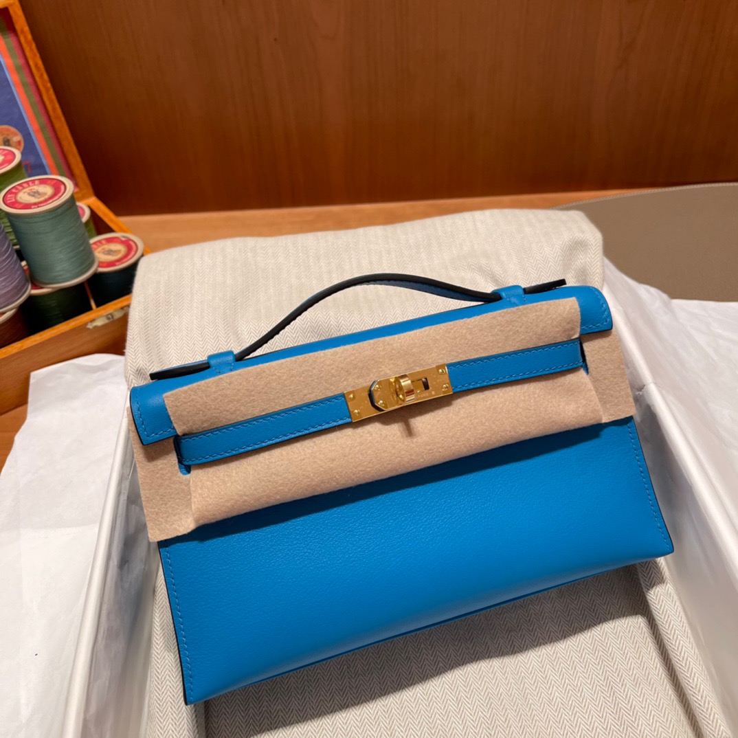 fb638e_8f584e1eda7748bbb355a455fba93321mv2.jpg Kelly Pochette Swift Bleu Frida - Image 1