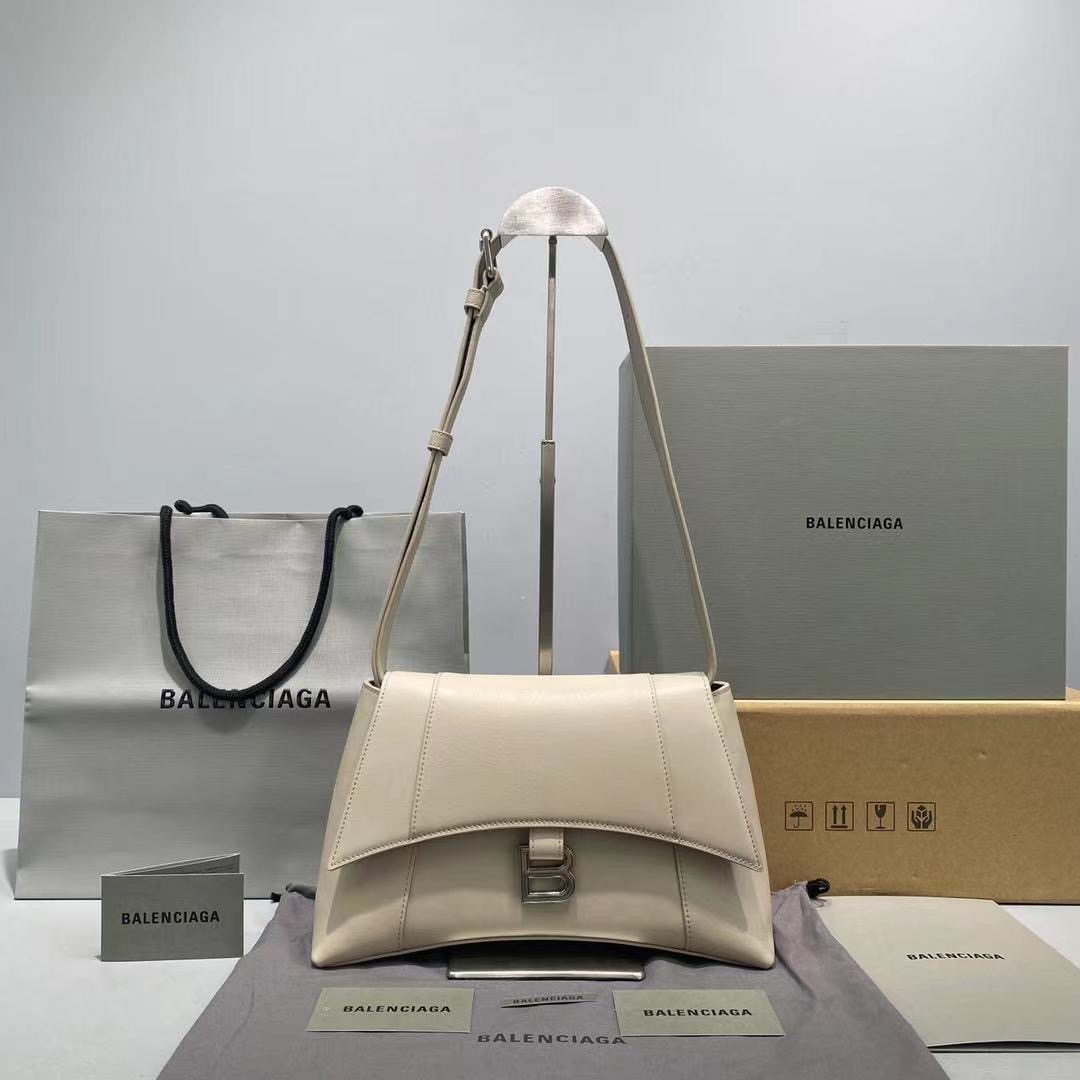 fb638e_8fa47cfb3bfc4a25955a750285188670mv2.jpg Balenciaga Downtown 29 Beige - Image 1