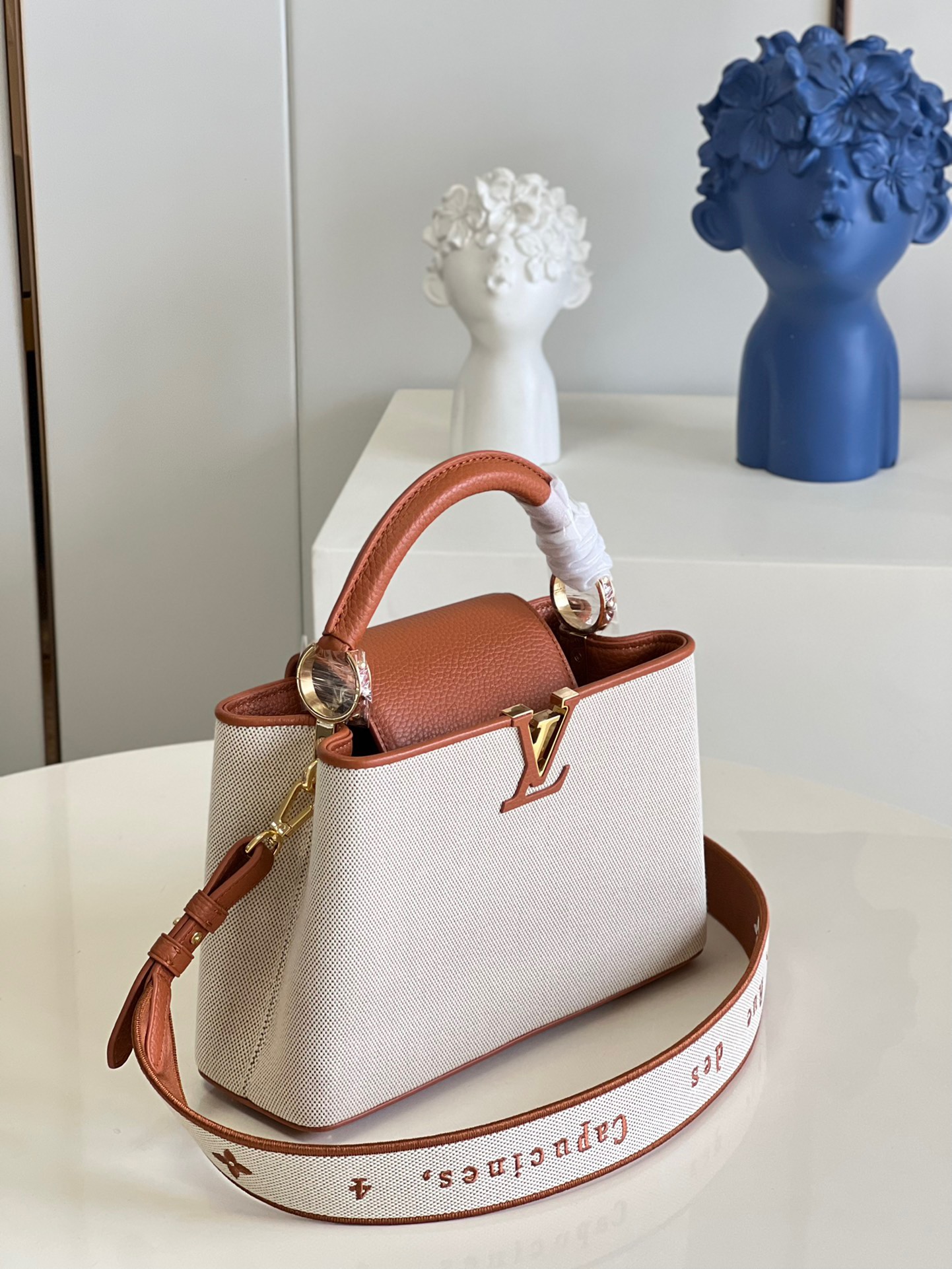 fb638e_9011a8904c5c40eba4ba01f025cbd62amv2.jpg Louis Vuitton Capucines BB Small Handbag in Golden Brown - Image 1