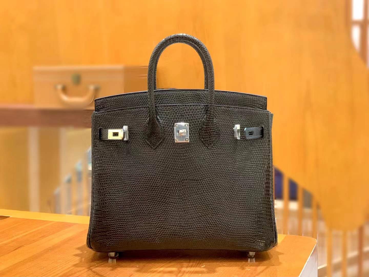 fb638e_90a0249a68274b5fb8063fbfda3fca3dmv2.jpg Birkin 25 Lizard Black Silver - Image 1