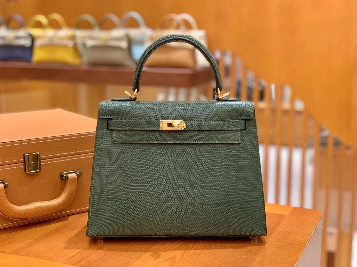 fb638e_917956096b974bf6a0fac9fef9a39d6amv2.jpg Kelly 25 Lizard Malachite Green - Image 1