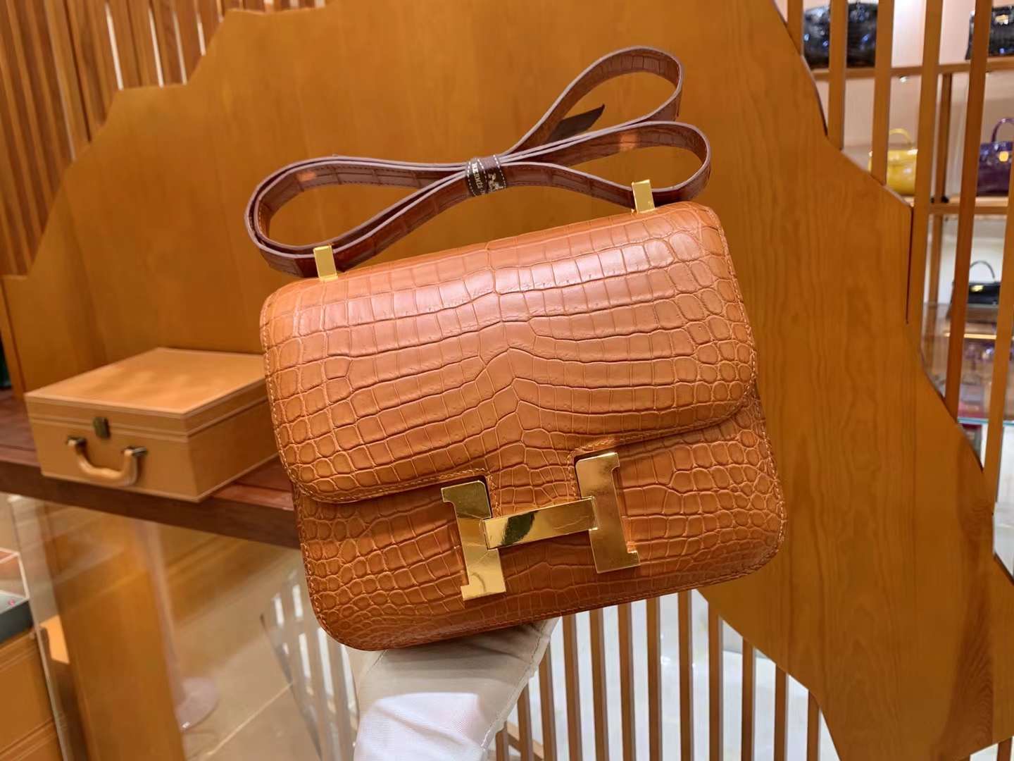 fb638e_91ee1ae8e60843e38de764ddd769dc44mv2.jpg Constance 24 Crocodile Golden Brown - Image 1