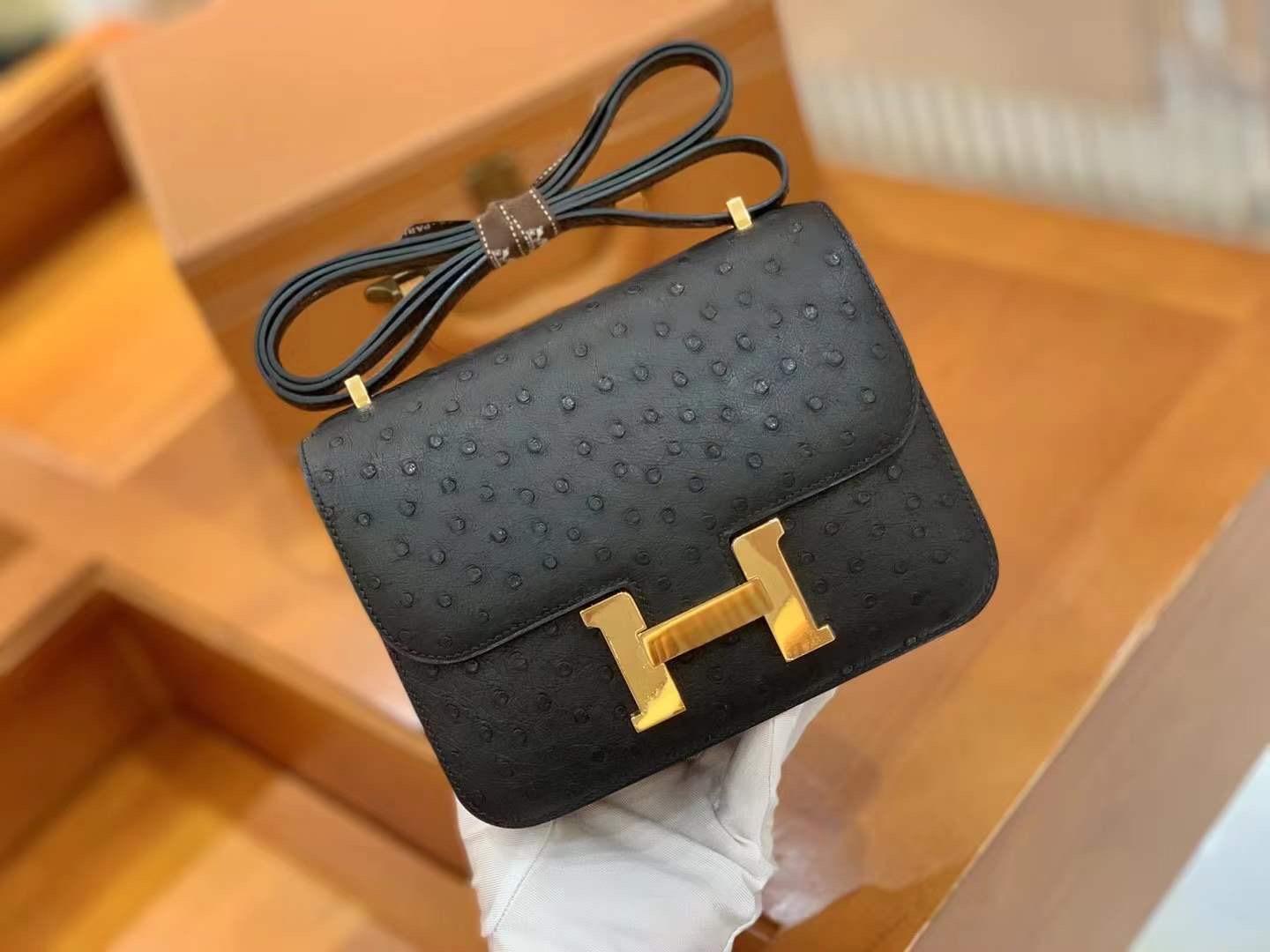 fb638e_94e57fd715134f4aa33a07227cb08621mv2.jpg Constance 18 Ostrich Classic Black - Image 1