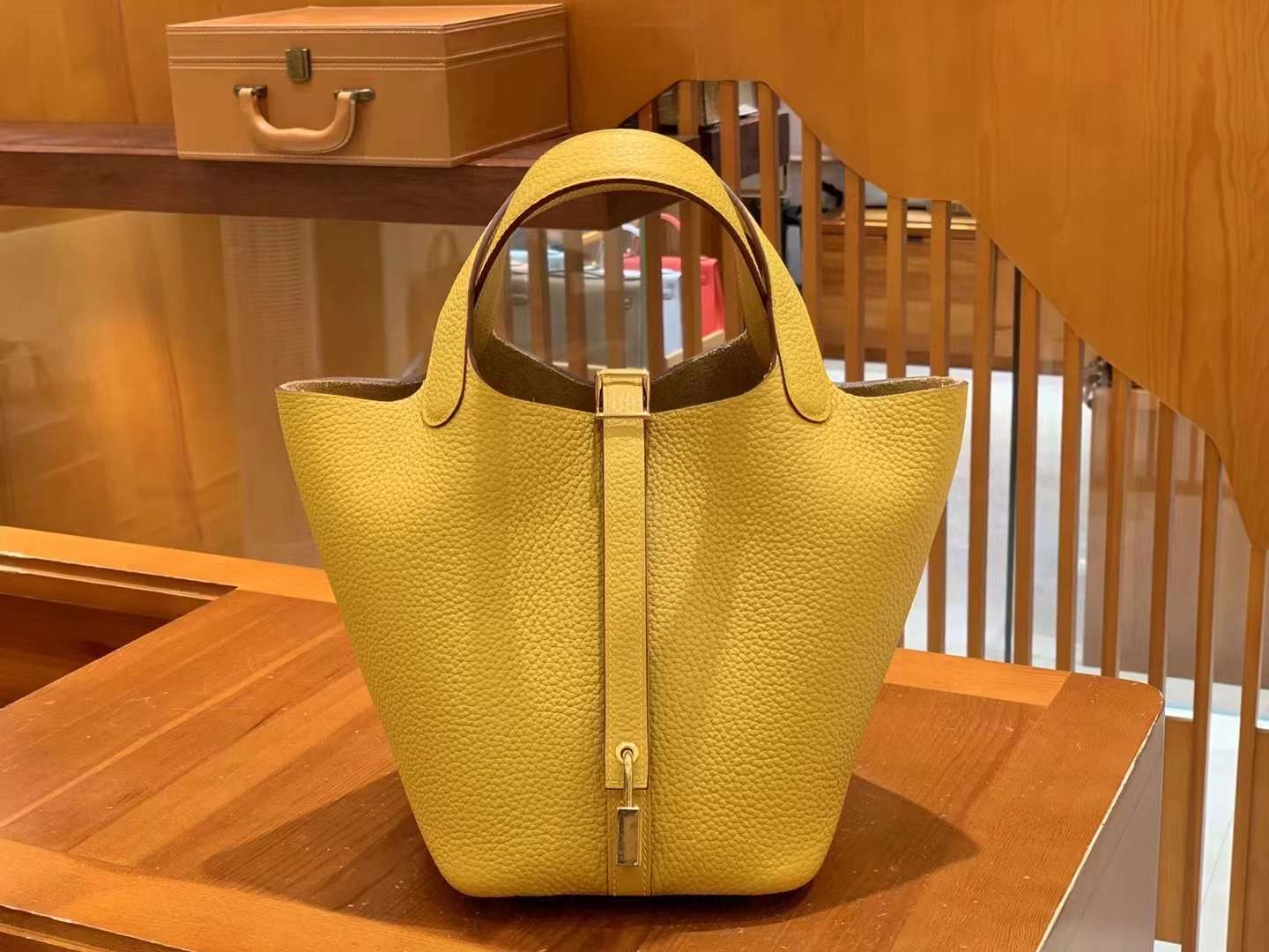 fb638e_9686da93642b408e9f51c1efe5bf3247mv2.jpg Picotin 18 TC Jaune Ambre - Image 1