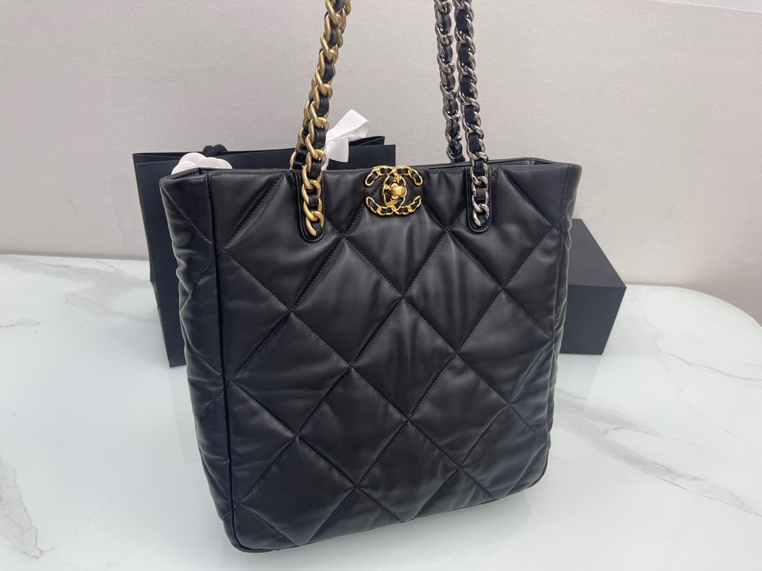 fb638e_96fcbe4349f64588bf806b938ceabca9mv2.jpg Chanel 22B Bag - Image 1