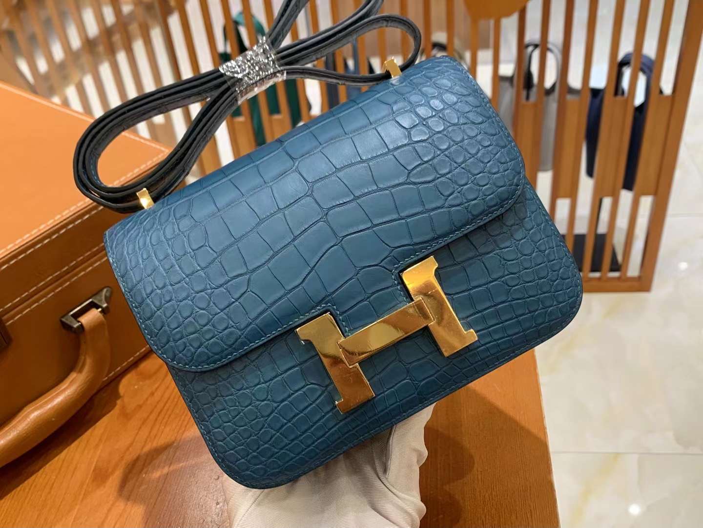 fb638e_972d6370dd4d4b12b0c6e0d3ae5fc490mv2.jpg Constance 18 Crocodile Colvert 1P - Image 1