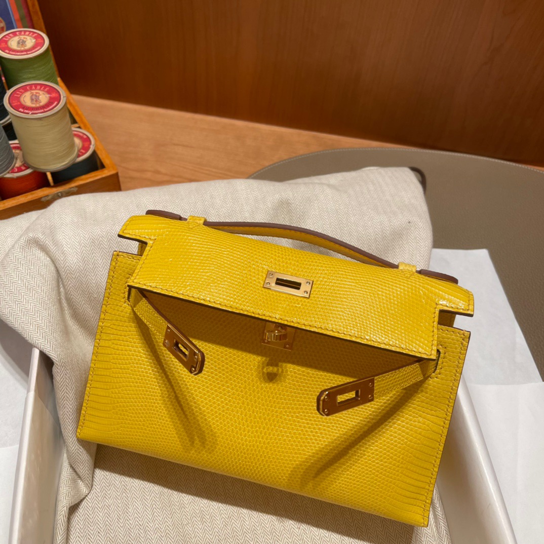 fb638e_9744cc7ef8fd4568a297bca8b00f6771mv2.jpg Kelly Pochette Lizard Jaune de Naples - Image 1