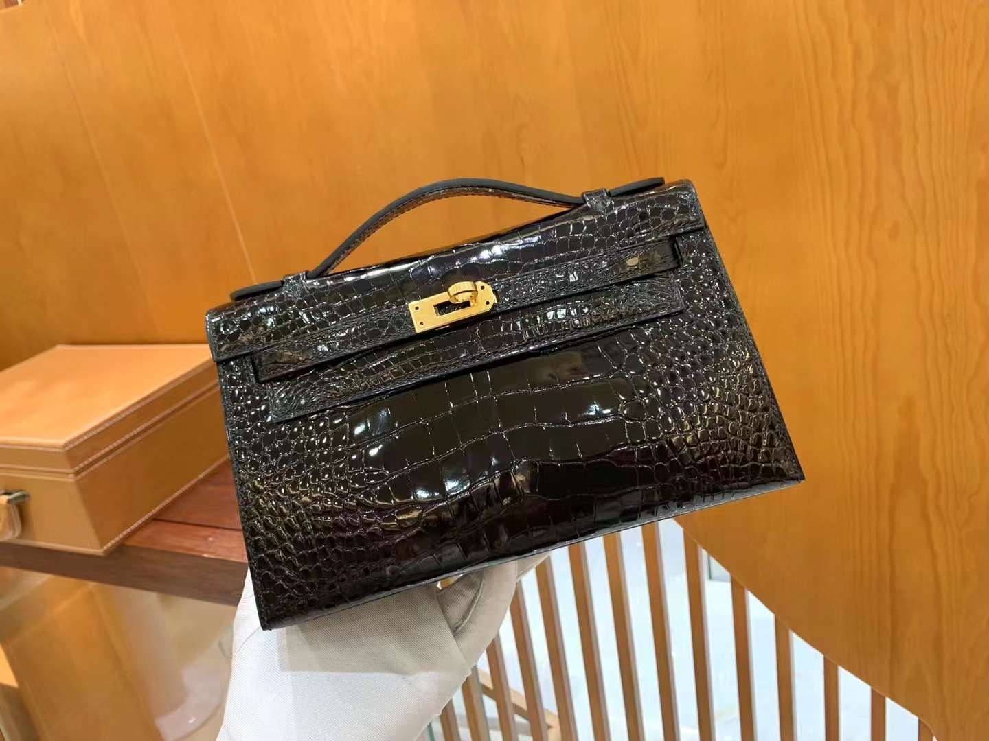 fb638e_9756216ba4b44dad80ef2e7d1a53bd81mv2.jpg Kelly Pochette Shiny Crocodile Black - Image 1