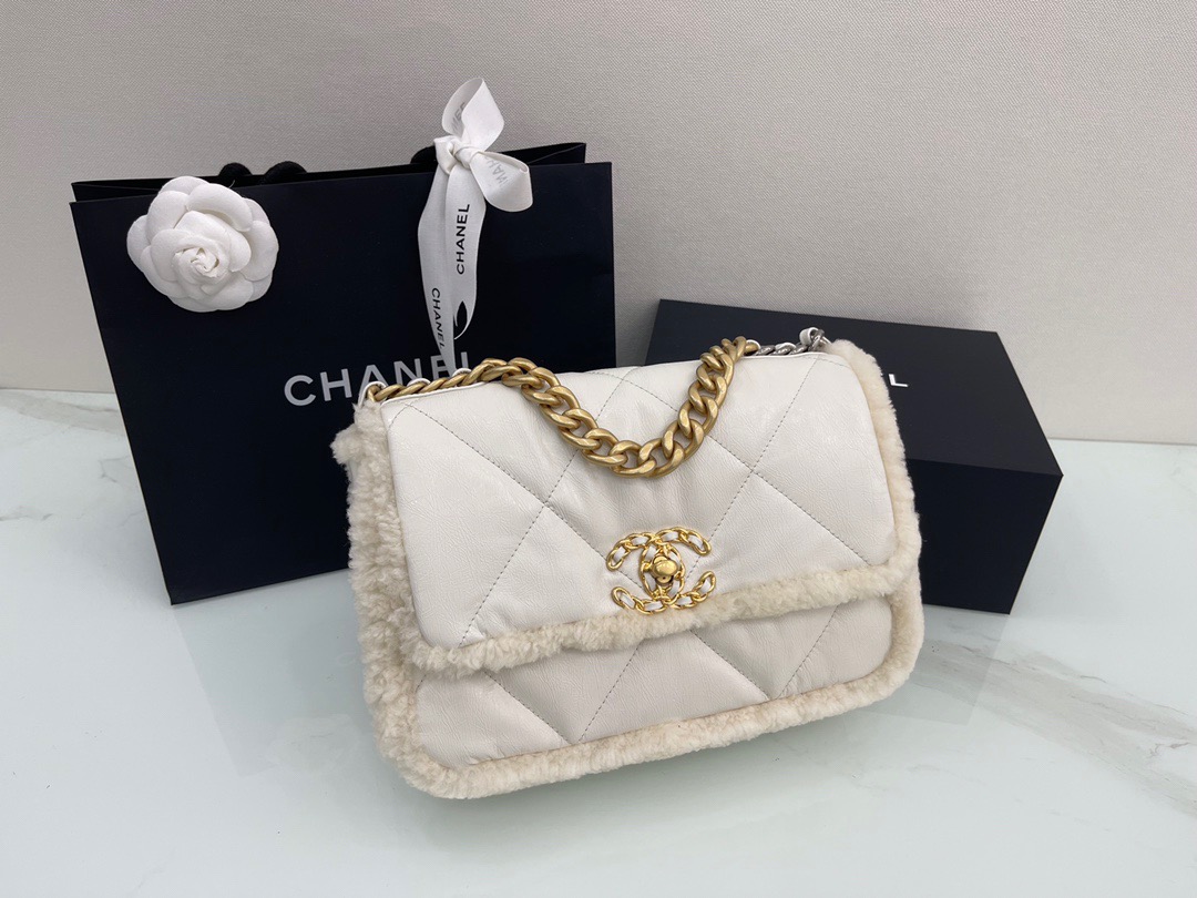 fb638e_97f304bec08a49ac95faf90354da2bc6mv2.jpg Chanel 19 Milk White - Image 1
