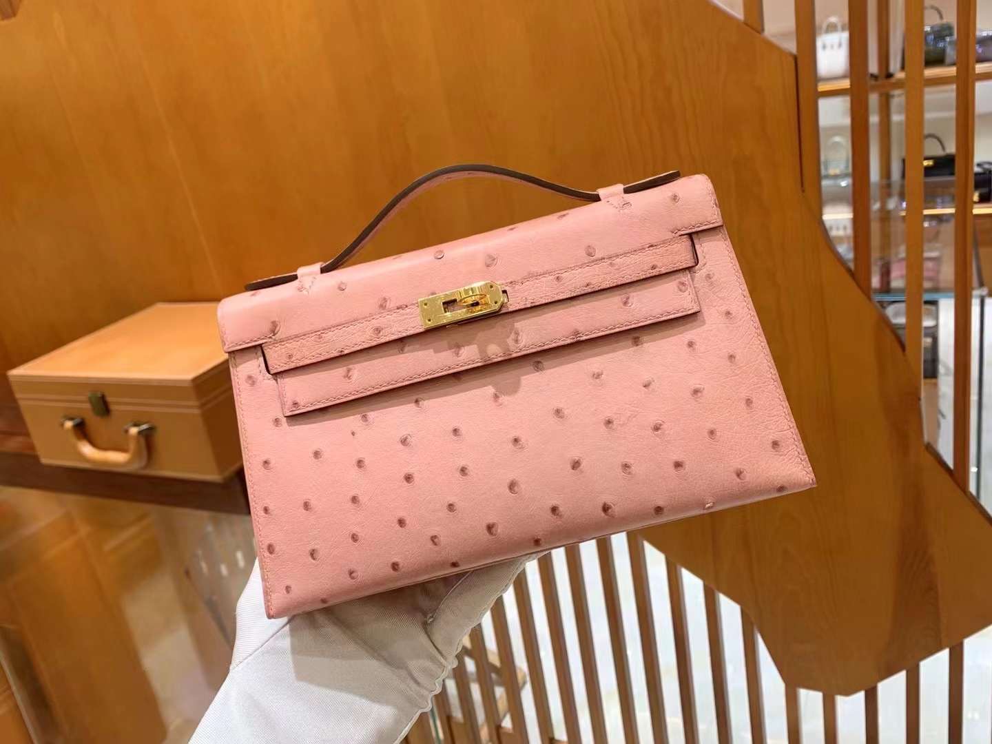 fb638e_9834af770ffe4e5eaa521526b7763877mv2.jpg Mini Kelly 22 Ostrich Rose Ceramic - Image 1