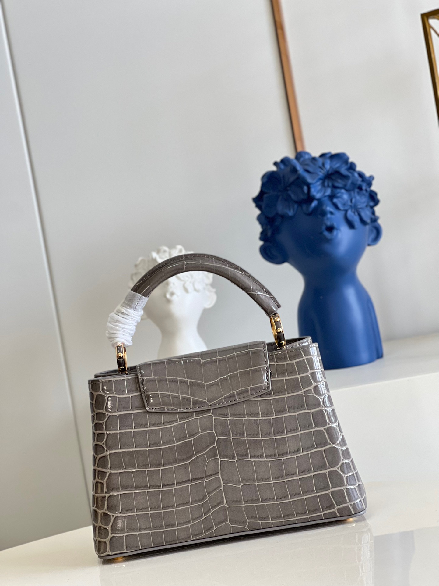 Louis Vuitton Capucines BB Small Handbag in Gray Crocodile - Image 4