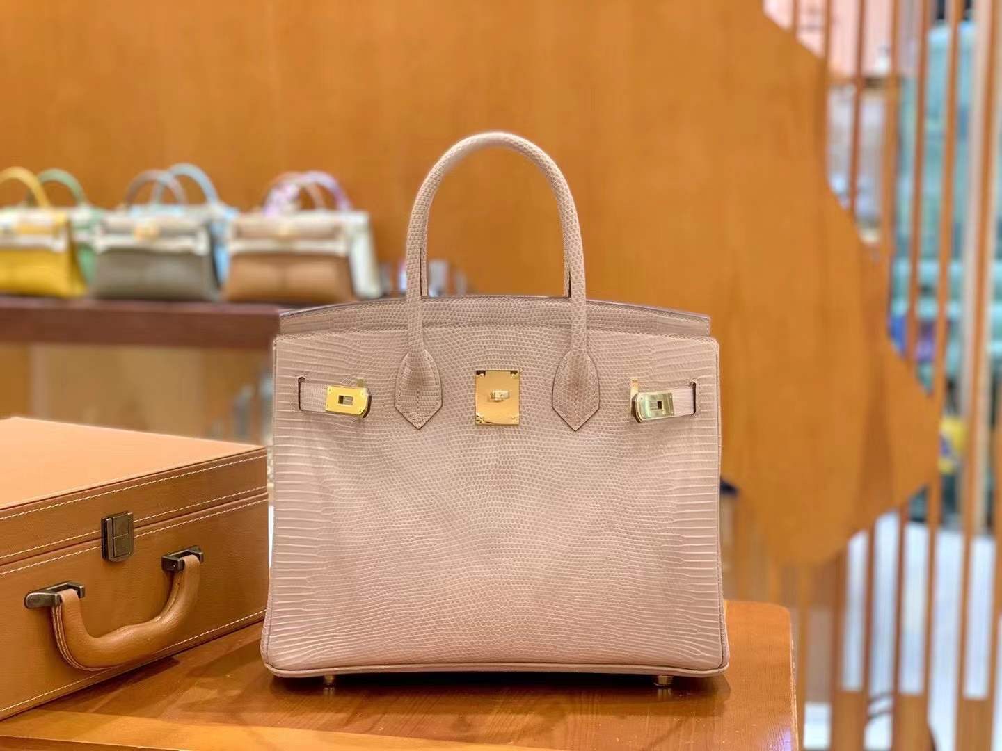 fb638e_9987fc65923b492fb05ef20743acd664mv2.jpg Birkin 30 Lizard Rose Pink - Image 1