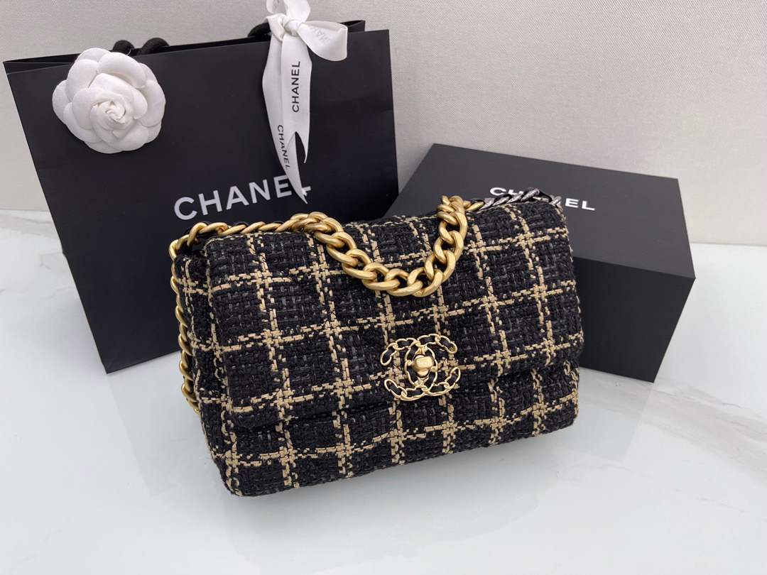 fb638e_9a490de3274740b78a4b1b54f431d6e2mv2.jpg Chanel 19 Tweed - Image 1