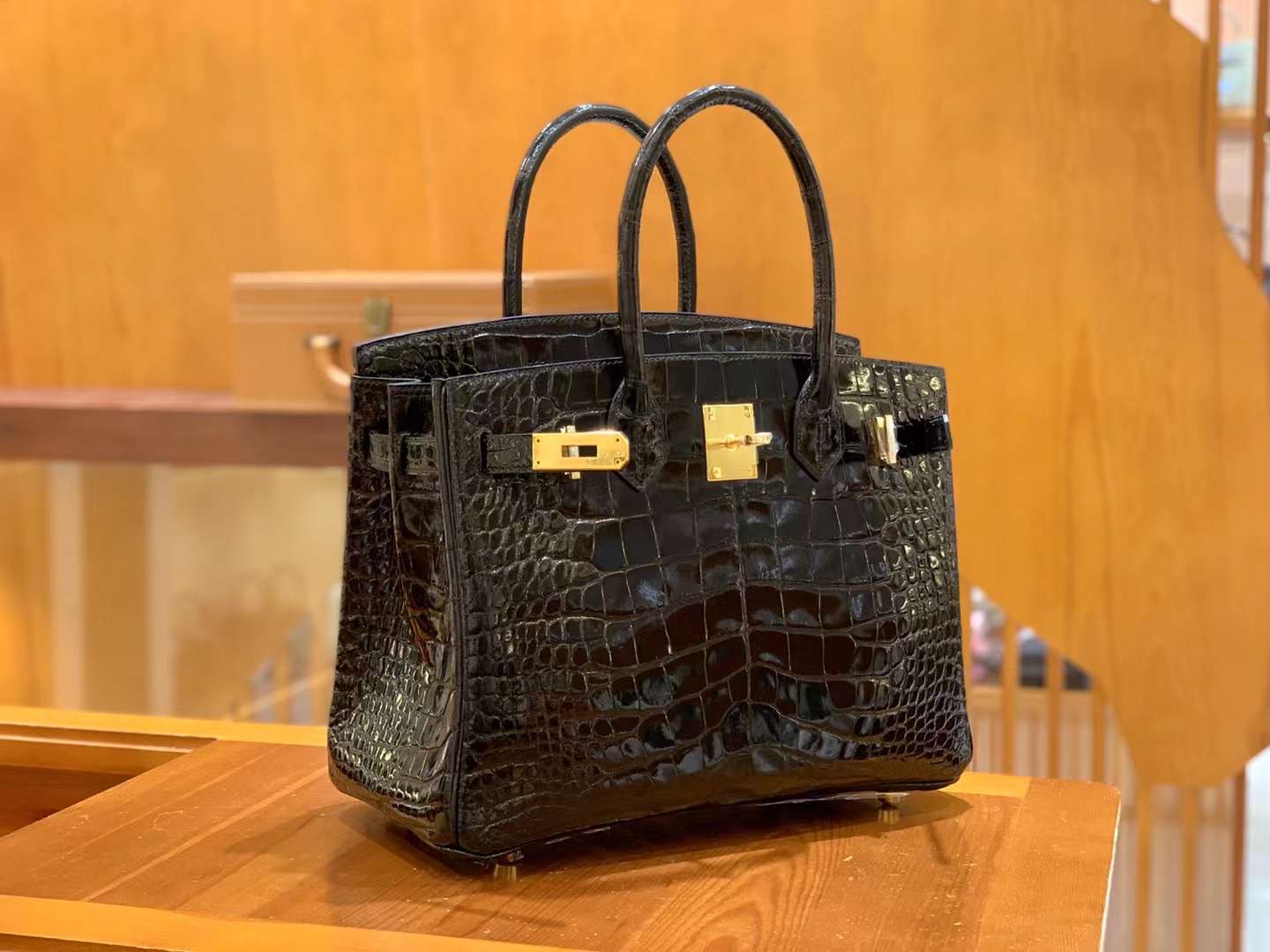 fb638e_9bbbbaadb935460681ab8b2c7b558d54mv2.jpg Birkin 30 Crocodile Black Gold - Image 1