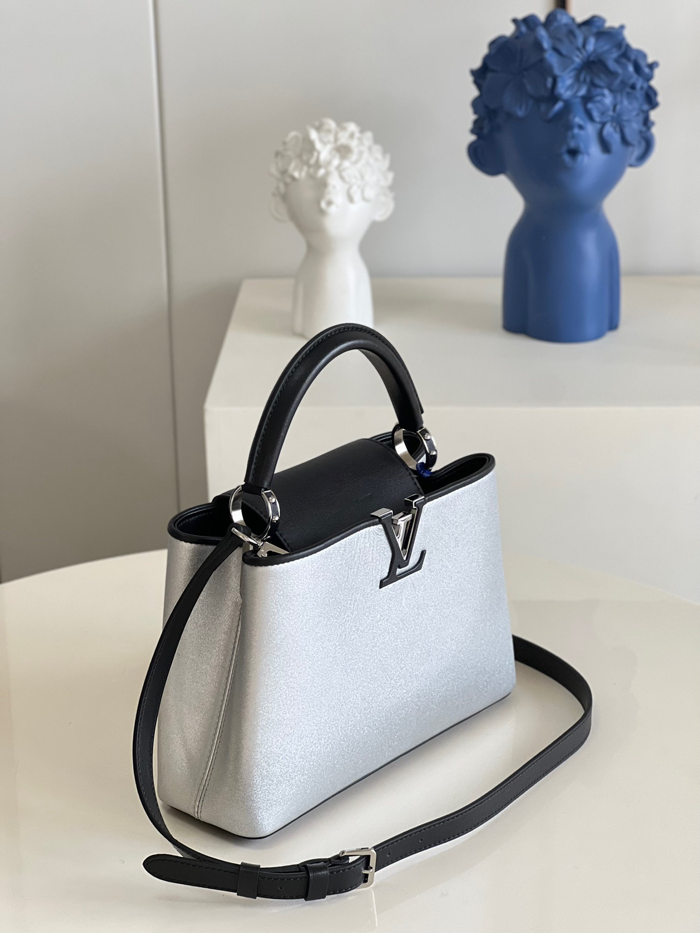 fb638e_9c87efe1b30a4efca0580c4f3e037cebmv2.jpg Louis Vuitton Capucines BB Small Handbag in Diamond Silver - Image 1