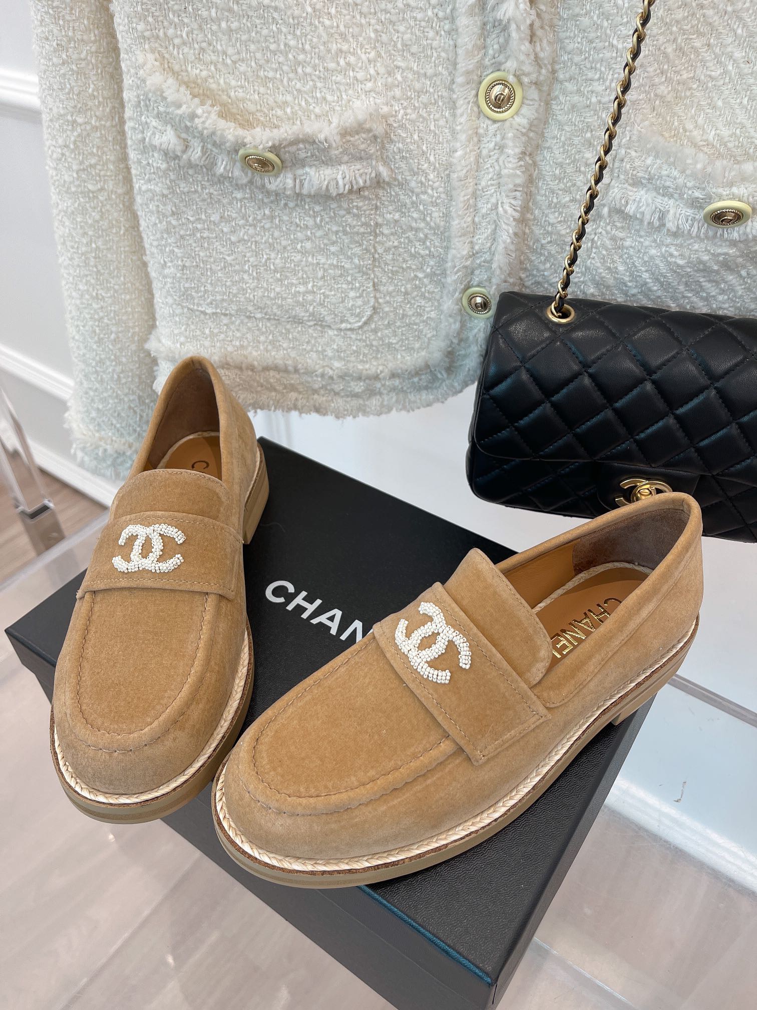 fb638e_9ca84cd644f34f5e9da1e5ef28cb08aamv2.jpg Chanel Velvet Loafers - Image 1