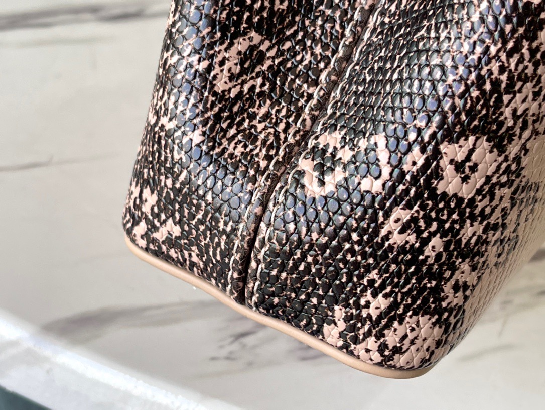 Louis Vuitton Capucines Mini Handbag in Khaki Lizard - Image 6