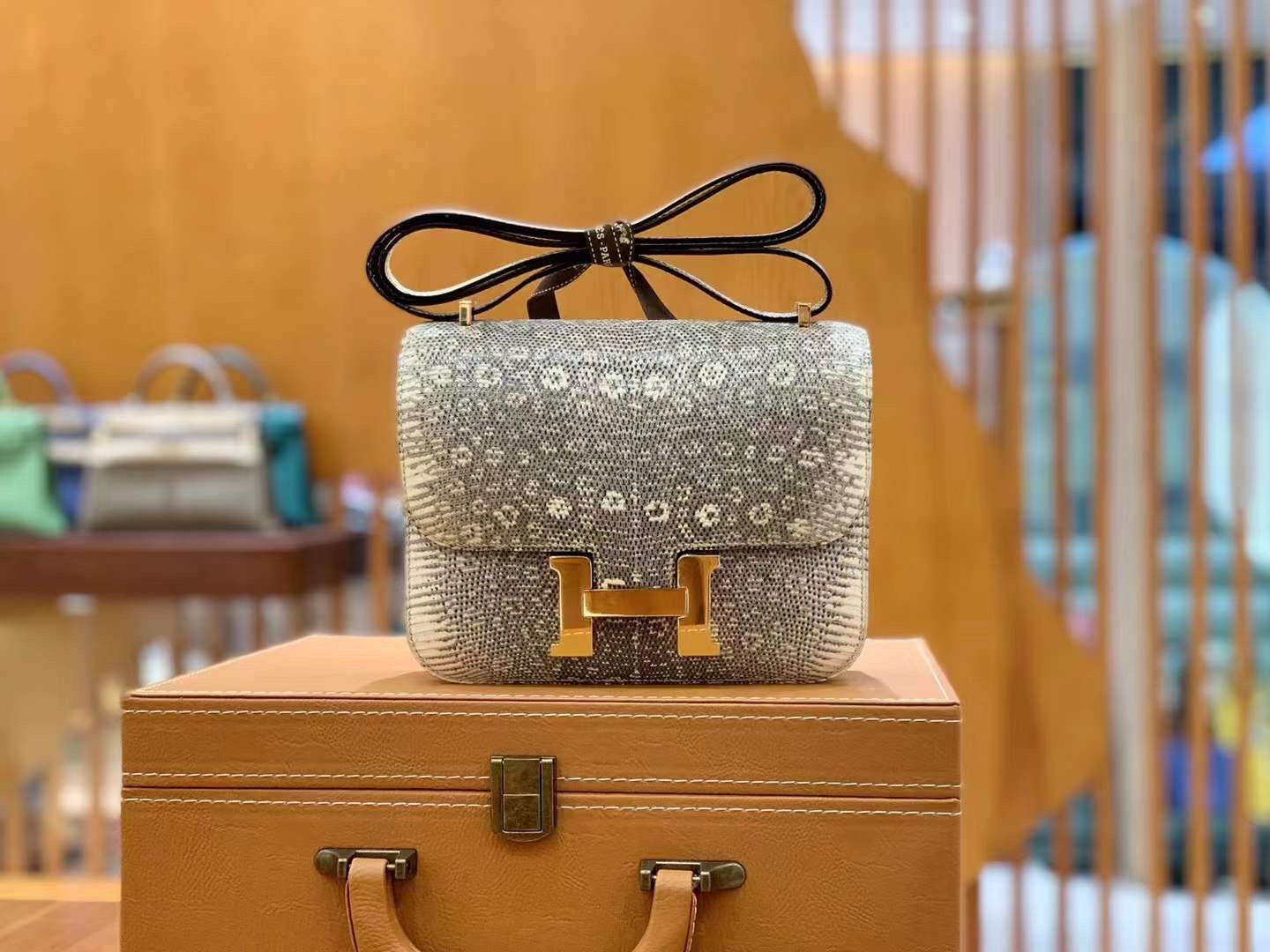 fb638e_9ce095e0eac249e8a13c87334a3fefdamv2.jpg Constance 18 Lizard Ombre&Gold Buckle - Image 1