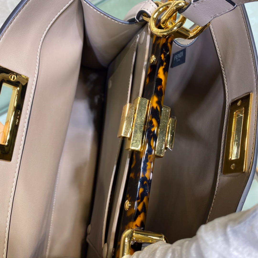 Fendi Peekaboo ISeeU Medium Bag in Dove Gray - Image 5