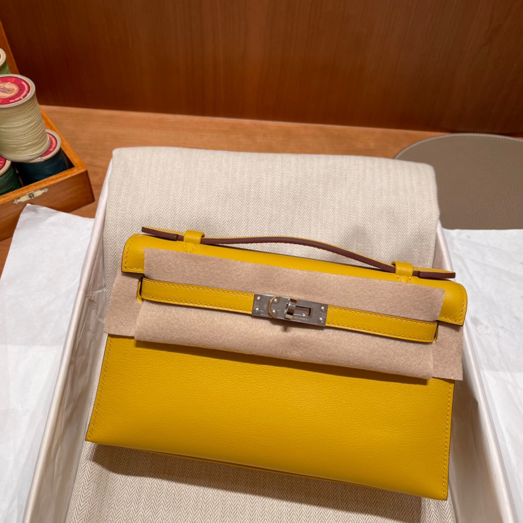 fb638e_9da4e8acc10e4731a7d2a84582b588cemv2.jpg Kelly Pochette Swift Jaune Ambre - Image 1