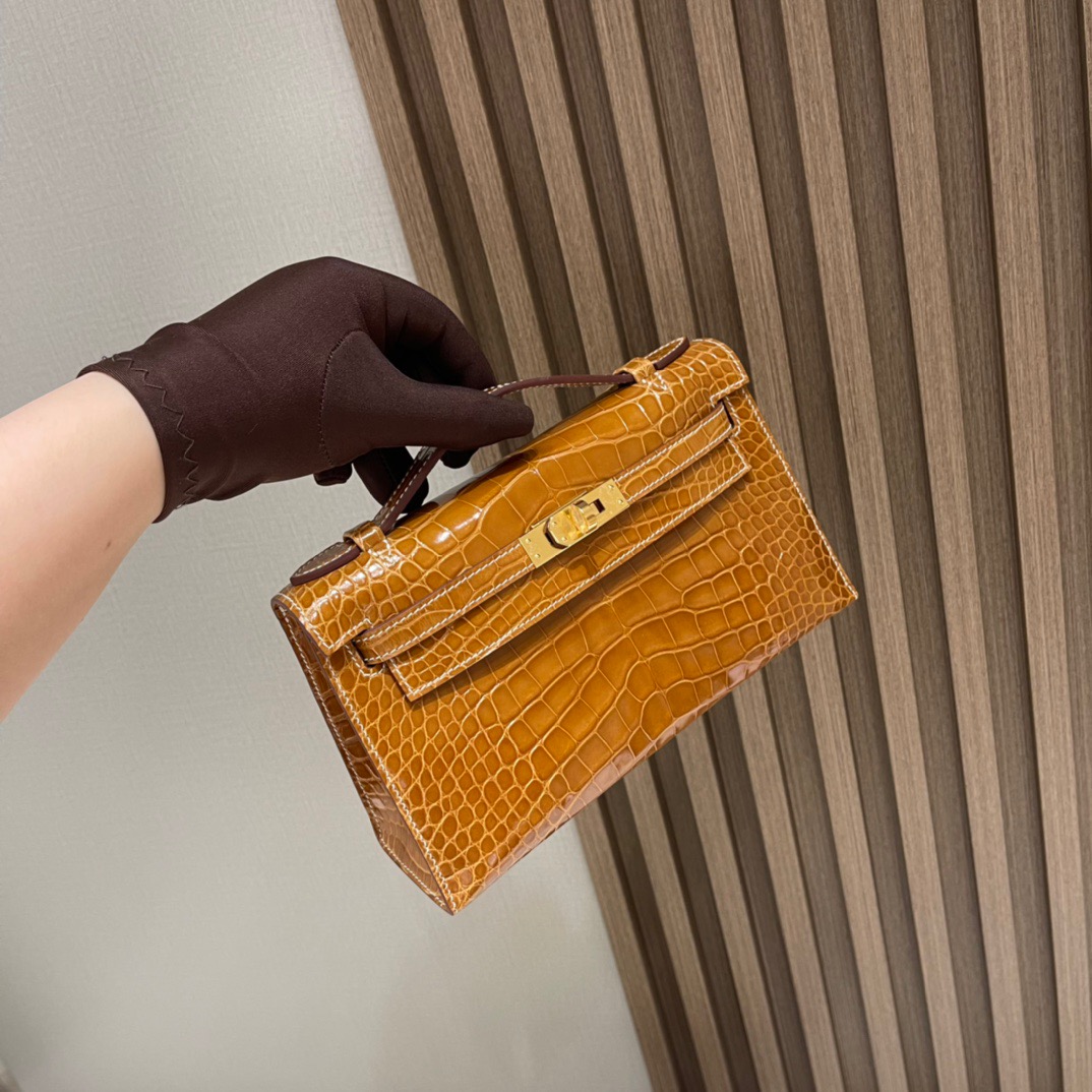 fb638e_9dcabe30b94b4db5bd86f48c22558278mv2.jpg Kelly Pochette Shiny Alligator Tabac-camel - Image 1