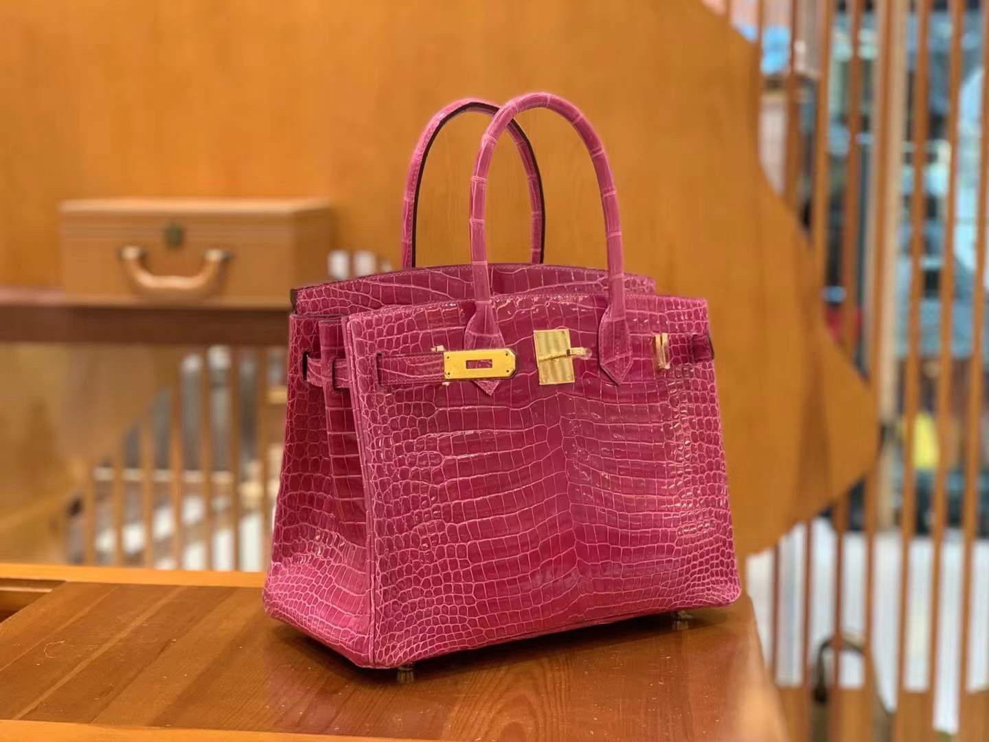 fb638e_9f56d09fbd7145fdbaa77fd3302223cfmv2.jpg Birkin 30 Crocodile Pink - Image 1