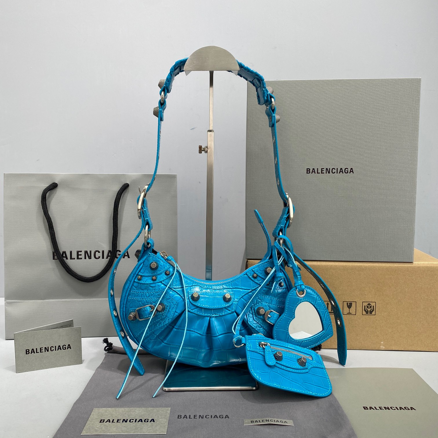 fb638e_a0e8dd48bb704f53b3ff1a38e91cdfe4mv2.jpg Balenciaga Le Cagole 30 Crocodile Blue - Image 1