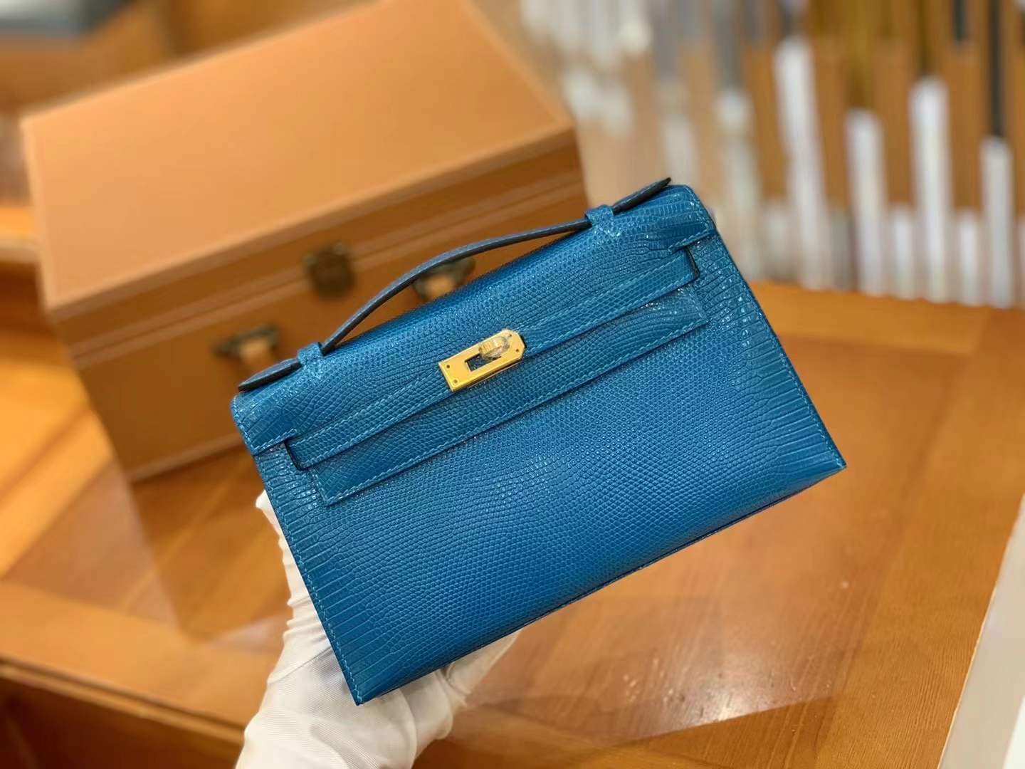 fb638e_a49d477e670647fda7b50acdbd4fd867mv2.jpg Pochette Lizard Izmir Blue - Image 1