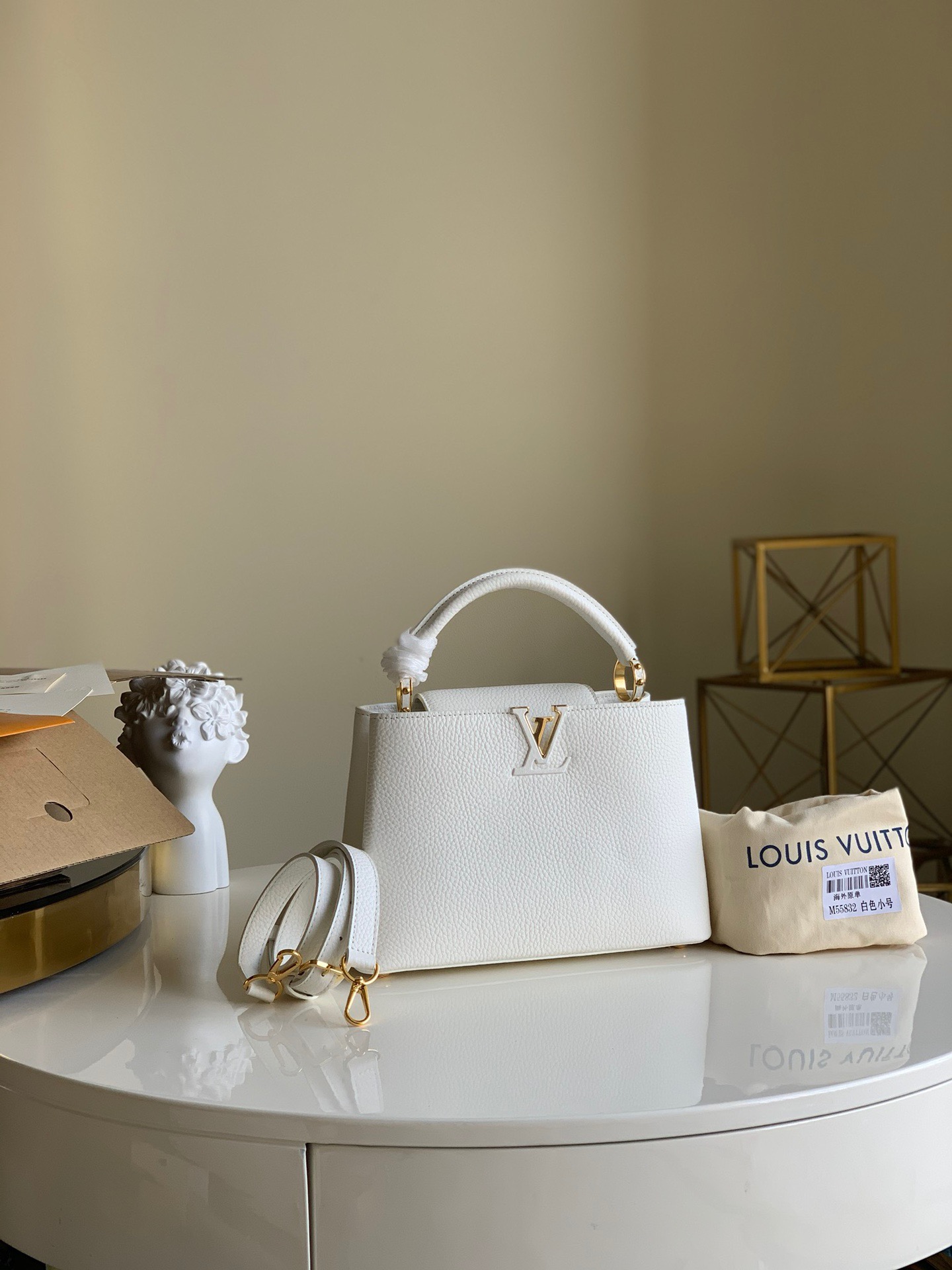 fb638e_a629557d1bd048a5a7d60c869826adc5mv2.jpg Louis Vuitton Capucines BB Small Handbag in White - Image 1