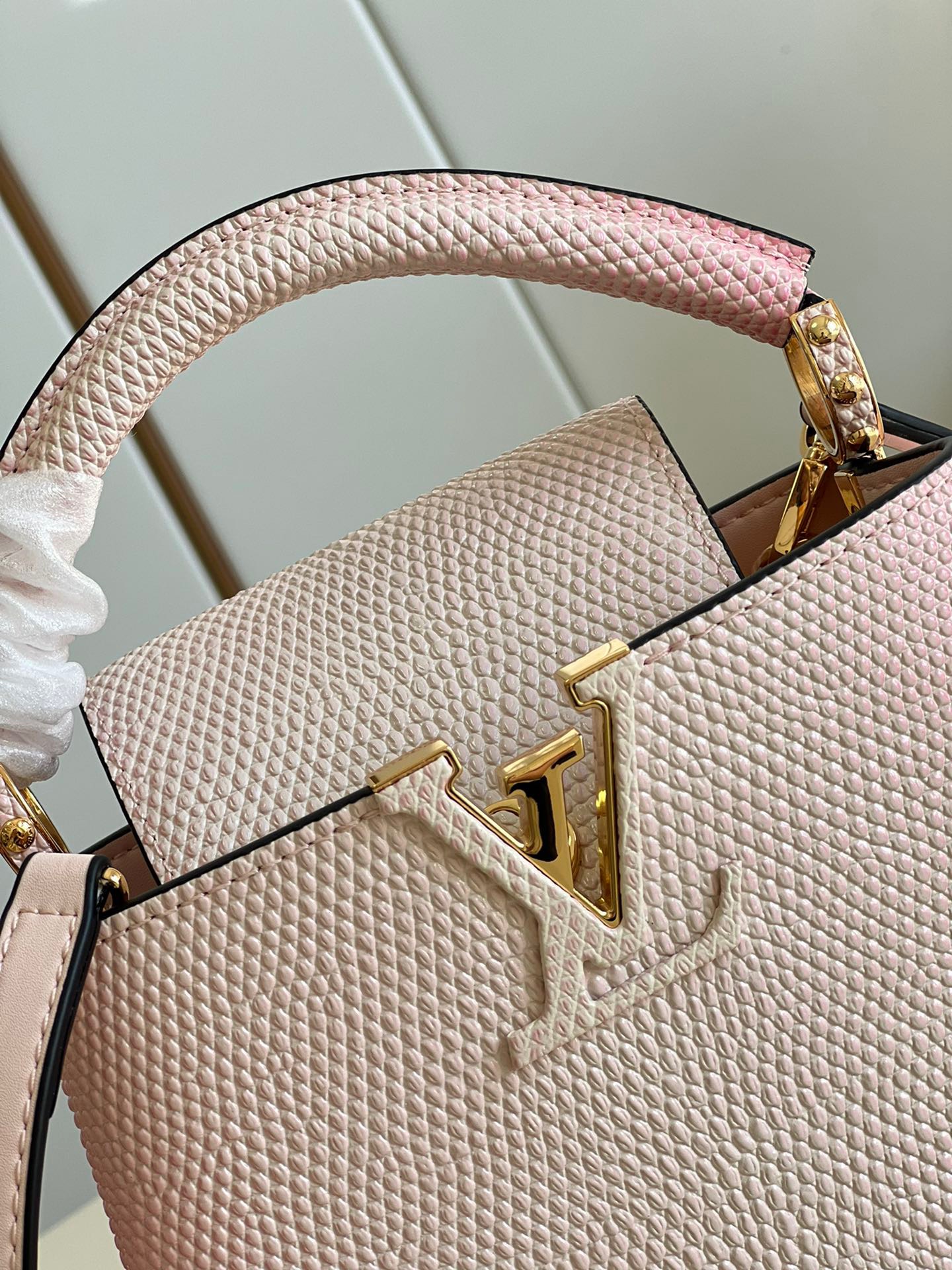 Louis Vuitton Capucines Mini Handbag in Gradient Pink - Image 7