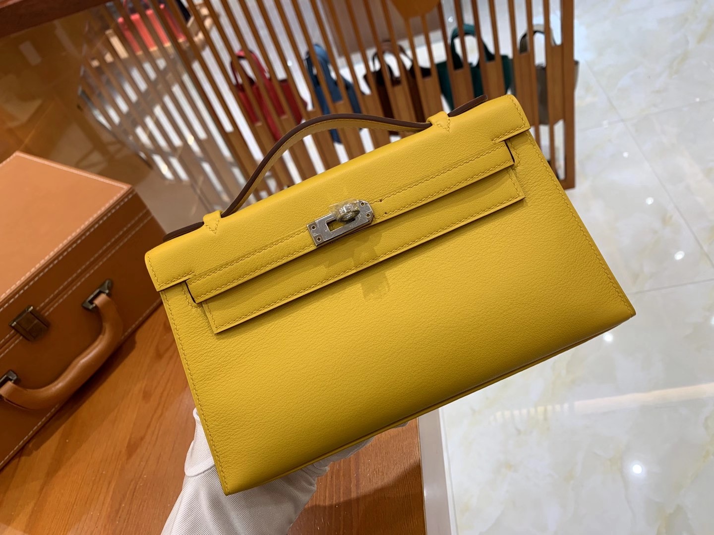 fb638e_ab07c867d1514c10877d0d6992d63a84mv2.jpg Kelly Pochette Swift Calendula Yellow - Image 1