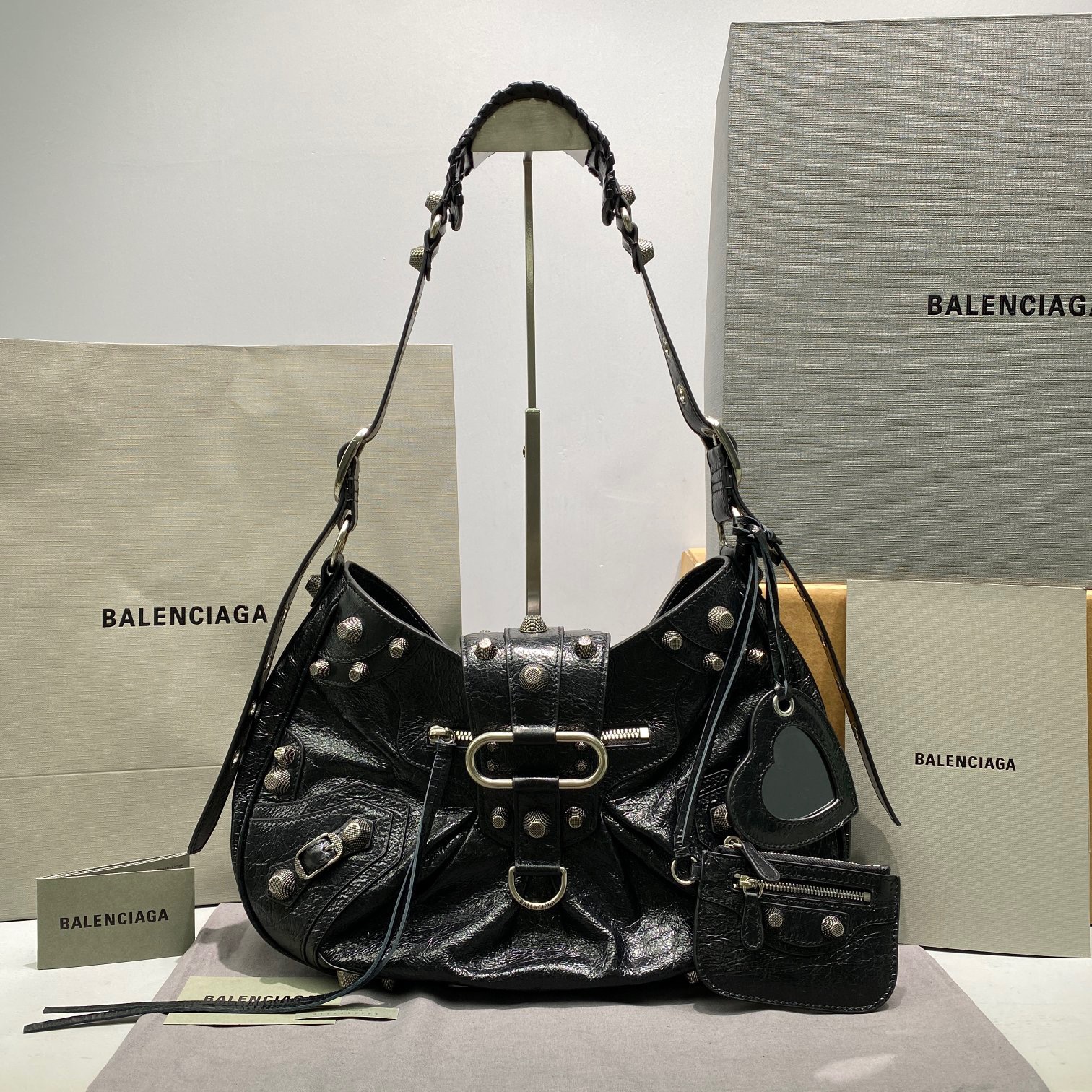 fb638e_ab08a5597c6b4381842d9e061c2c614bmv2.jpg Balenciaga Le Cagole 33 Black - Image 1