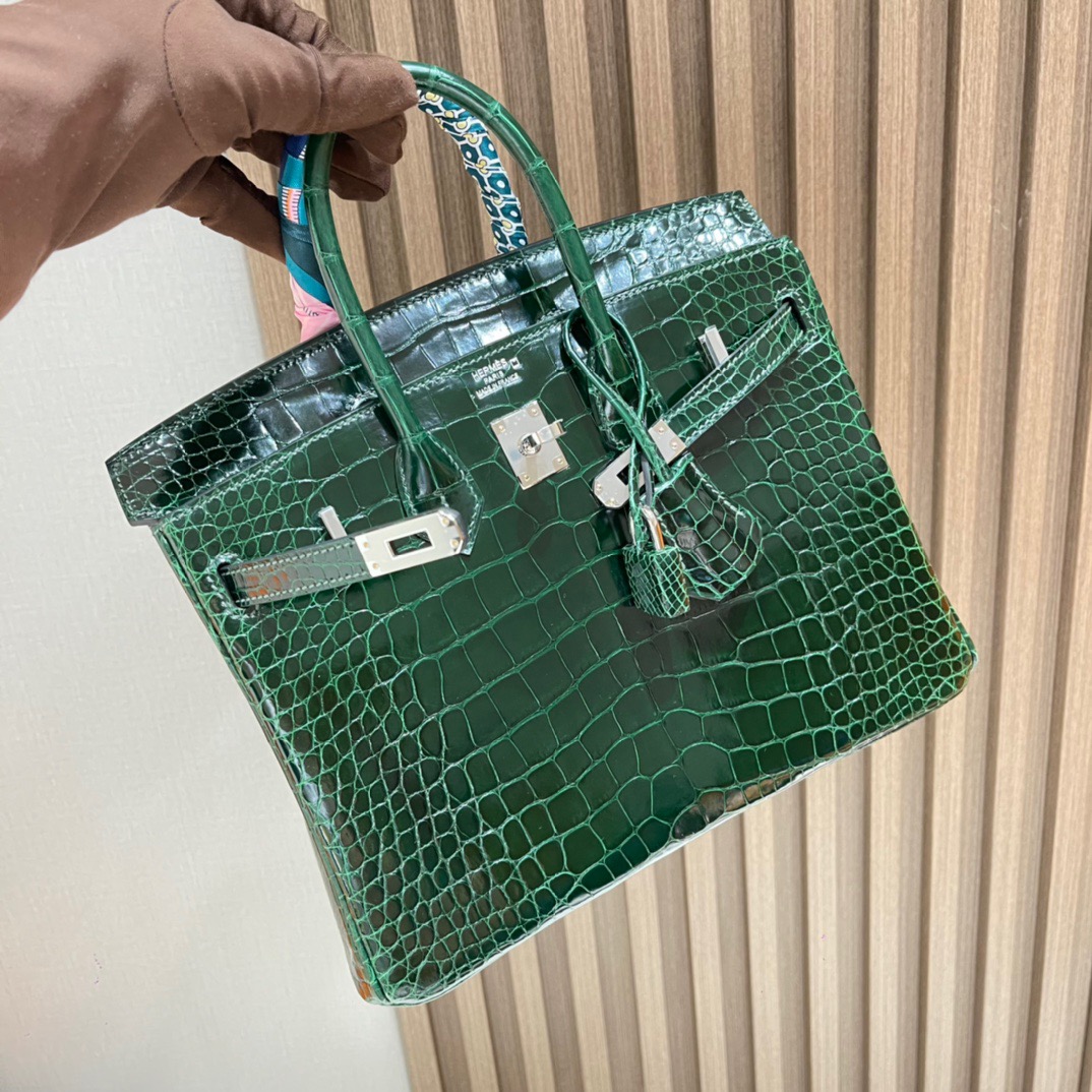 fb638e_abdf28fa882a4ec8b6885979e884a940mv2.jpg Birkin 25 American Shiny Alligator Emerald - Image 1