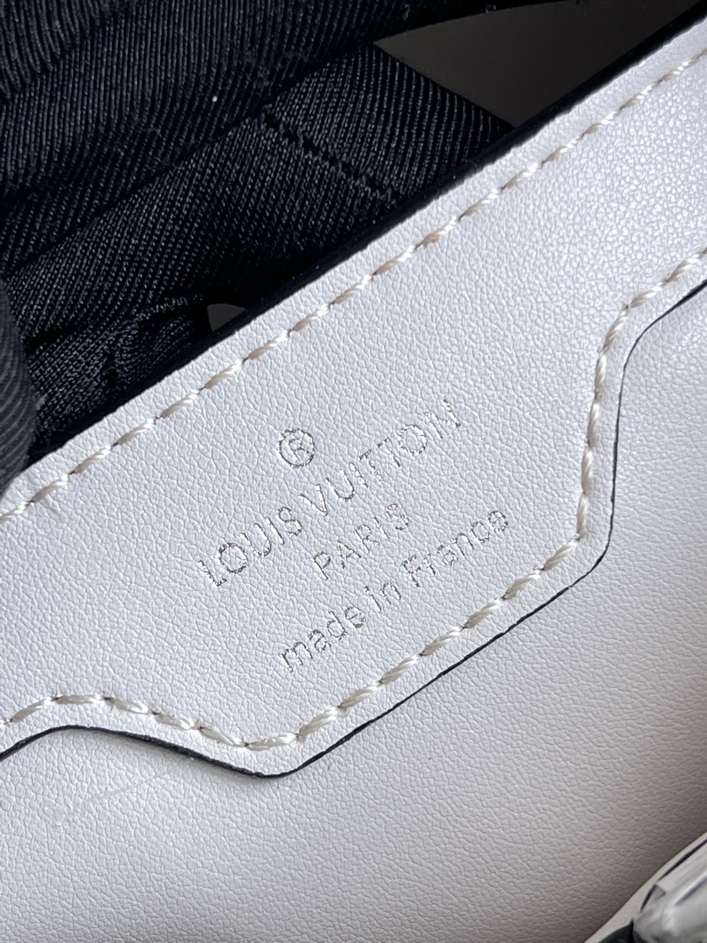 Louis Vuitton Capucines BB Small Handbag in Gradient Blue - Image 10